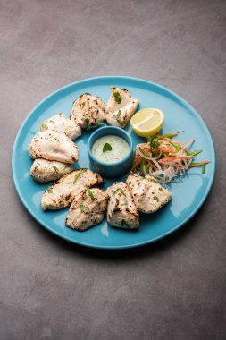 Hint Afgan tavuğu Malai Tikka taze salatayla servis edilen ızgara Murgh kremalı kebaptır.