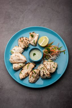 Hint Afgan tavuğu Malai Tikka taze salatayla servis edilen ızgara Murgh kremalı kebaptır.