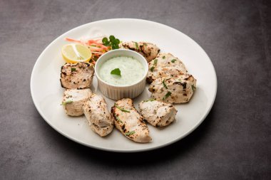 Hint Afgan tavuğu Malai Tikka taze salatayla servis edilen ızgara Murgh kremalı kebaptır.