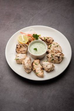 Hint Afgan tavuğu Malai Tikka taze salatayla servis edilen ızgara Murgh kremalı kebaptır.