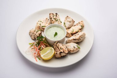 Hint Afgan tavuğu Malai Tikka taze salatayla servis edilen ızgara Murgh kremalı kebaptır.