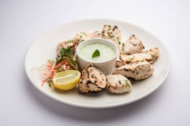 Hint Afgan tavuğu Malai Tikka taze salatayla servis edilen ızgara Murgh kremalı kebaptır.