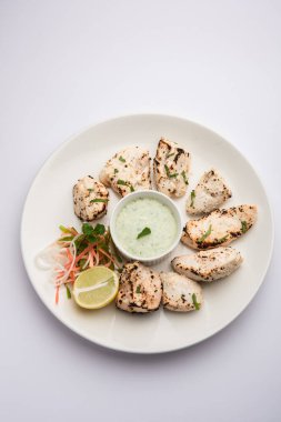 Hint Afgan tavuğu Malai Tikka taze salatayla servis edilen ızgara Murgh kremalı kebaptır.