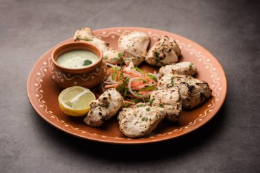 Hint Afgan tavuğu Malai Tikka taze salatayla servis edilen ızgara Murgh kremalı kebaptır.