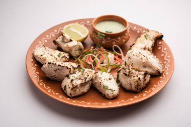 Hint Afgan tavuğu Malai Tikka taze salatayla servis edilen ızgara Murgh kremalı kebaptır.