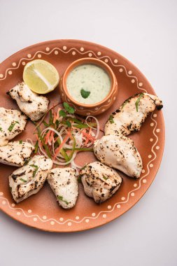 Hint Afgan tavuğu Malai Tikka taze salatayla servis edilen ızgara Murgh kremalı kebaptır.