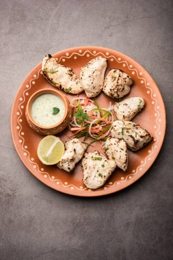 Hint Afgan tavuğu Malai Tikka taze salatayla servis edilen ızgara Murgh kremalı kebaptır.