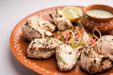 Hint Afgan tavuğu Malai Tikka taze salatayla servis edilen ızgara Murgh kremalı kebaptır.