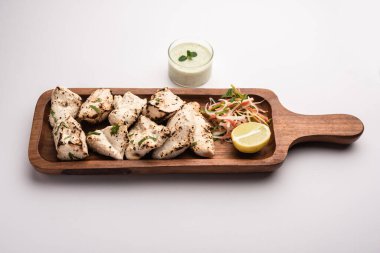 Hint Afgan tavuğu Malai Tikka taze salatayla servis edilen ızgara Murgh kremalı kebaptır.