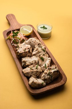 Hint Afgan tavuğu Malai Tikka taze salatayla servis edilen ızgara Murgh kremalı kebaptır.