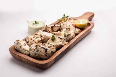 Hint Afgan tavuğu Malai Tikka taze salatayla servis edilen ızgara Murgh kremalı kebaptır.