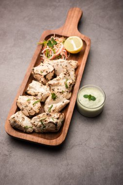 Hint Afgan tavuğu Malai Tikka taze salatayla servis edilen ızgara Murgh kremalı kebaptır.