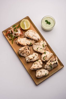 Hint Afgan tavuğu Malai Tikka taze salatayla servis edilen ızgara Murgh kremalı kebaptır.