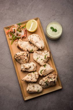 Hint Afgan tavuğu Malai Tikka taze salatayla servis edilen ızgara Murgh kremalı kebaptır.