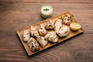 Hint Afgan tavuğu Malai Tikka taze salatayla servis edilen ızgara Murgh kremalı kebaptır.