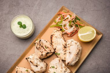 Hint Afgan tavuğu Malai Tikka taze salatayla servis edilen ızgara Murgh kremalı kebaptır.