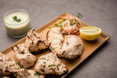 Hint Afgan tavuğu Malai Tikka taze salatayla servis edilen ızgara Murgh kremalı kebaptır.