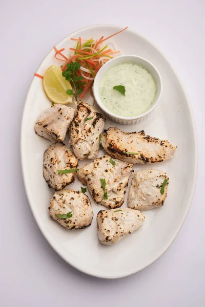 Hint Afgan tavuğu Malai Tikka taze salatayla servis edilen ızgara Murgh kremalı kebaptır.