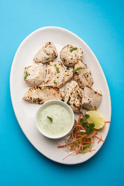 Hint Afgan tavuğu Malai Tikka taze salatayla servis edilen ızgara Murgh kremalı kebaptır.