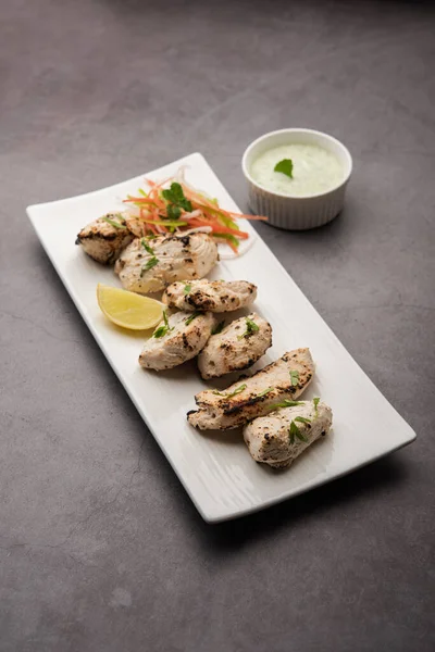 Hint Afgan tavuğu Malai Tikka taze salatayla servis edilen ızgara Murgh kremalı kebaptır.