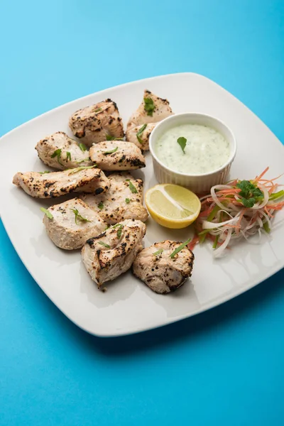 Hint Afgan tavuğu Malai Tikka taze salatayla servis edilen ızgara Murgh kremalı kebaptır.
