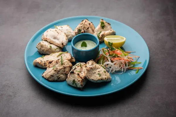 Hint Afgan tavuğu Malai Tikka taze salatayla servis edilen ızgara Murgh kremalı kebaptır.