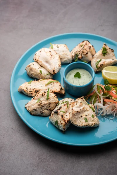 Hint Afgan tavuğu Malai Tikka taze salatayla servis edilen ızgara Murgh kremalı kebaptır.