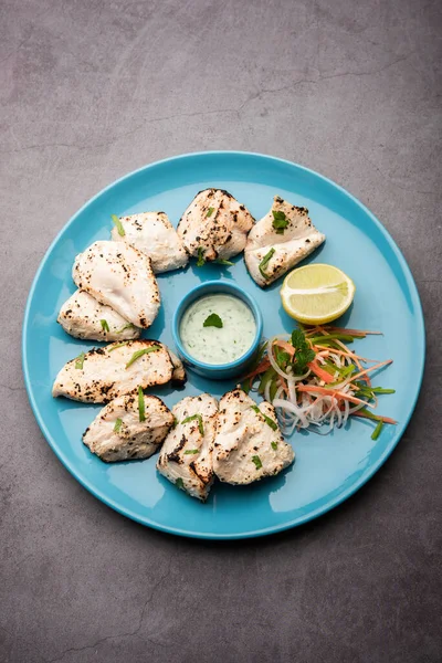 Hint Afgan tavuğu Malai Tikka taze salatayla servis edilen ızgara Murgh kremalı kebaptır.