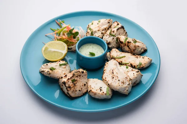 Hint Afgan tavuğu Malai Tikka taze salatayla servis edilen ızgara Murgh kremalı kebaptır.