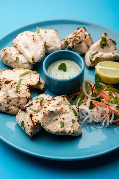 Hint Afgan tavuğu Malai Tikka taze salatayla servis edilen ızgara Murgh kremalı kebaptır.