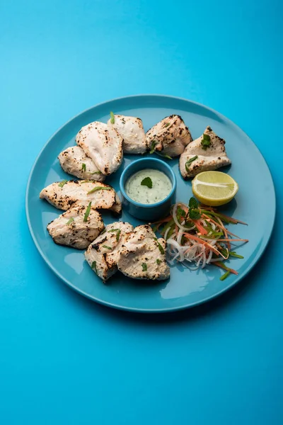 Hint Afgan tavuğu Malai Tikka taze salatayla servis edilen ızgara Murgh kremalı kebaptır.
