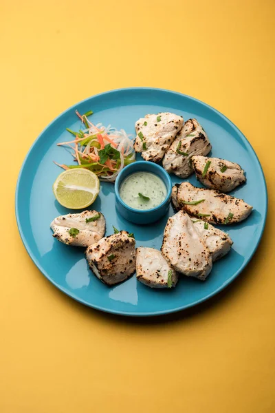 Hint Afgan tavuğu Malai Tikka taze salatayla servis edilen ızgara Murgh kremalı kebaptır.