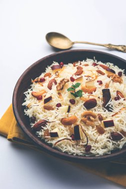 Basmati pilavından yapılmış Kaşmir pulası baharatla pişirilmiş ve safran ve kuru meyvelerle tatlandırılmış.