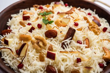 Basmati pilavından yapılmış Kaşmir pulası baharatla pişirilmiş ve safran ve kuru meyvelerle tatlandırılmış.