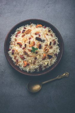 Basmati pilavından yapılmış Kaşmir pulası baharatla pişirilmiş ve safran ve kuru meyvelerle tatlandırılmış.