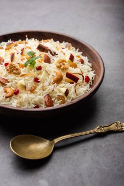 Basmati pilavından yapılmış Kaşmir pulası baharatla pişirilmiş ve safran ve kuru meyvelerle tatlandırılmış.