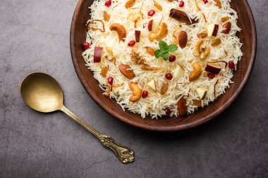 Basmati pilavından yapılmış Kaşmir pulası baharatla pişirilmiş ve safran ve kuru meyvelerle tatlandırılmış.