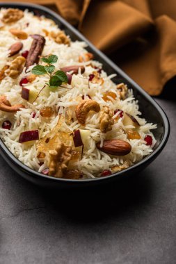 Basmati pilavından yapılmış Kaşmir pulası baharatla pişirilmiş ve safran ve kuru meyvelerle tatlandırılmış.