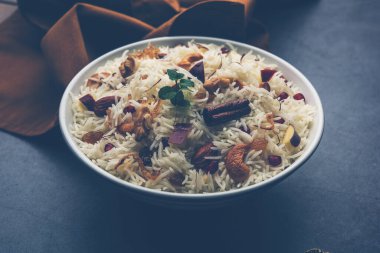 Basmati pilavından yapılmış Kaşmir pulası baharatla pişirilmiş ve safran ve kuru meyvelerle tatlandırılmış.