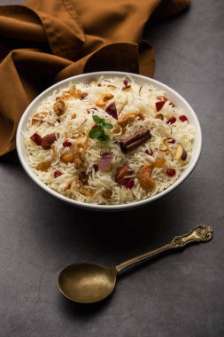 Basmati pilavından yapılmış Kaşmir pulası baharatla pişirilmiş ve safran ve kuru meyvelerle tatlandırılmış.