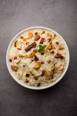 Basmati pilavından yapılmış Kaşmir pulası baharatla pişirilmiş ve safran ve kuru meyvelerle tatlandırılmış.