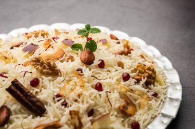 Basmati pilavından yapılmış Kaşmir pulası baharatla pişirilmiş ve safran ve kuru meyvelerle tatlandırılmış.