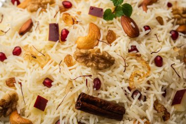 Basmati pilavından yapılmış Kaşmir pulası baharatla pişirilmiş ve safran ve kuru meyvelerle tatlandırılmış.