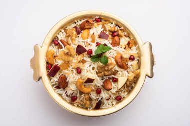 Basmati pilavından yapılmış Kaşmir pulası baharatla pişirilmiş ve safran ve kuru meyvelerle tatlandırılmış.