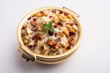 Basmati pilavından yapılmış Kaşmir pulası baharatla pişirilmiş ve safran ve kuru meyvelerle tatlandırılmış.