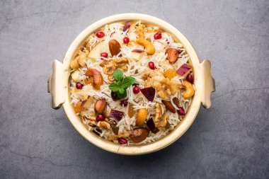 Basmati pilavından yapılmış Kaşmir pulası baharatla pişirilmiş ve safran ve kuru meyvelerle tatlandırılmış.