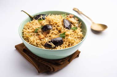 Vangibhas ya da brinjal pilavı ya da patlıcan biryani bir kasede ya da Karahi 'de servis edilir.