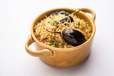 Vangibhas ya da brinjal pilavı ya da patlıcan biryani bir kasede ya da Karahi 'de servis edilir.