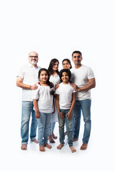 Familia India Multigeneracional Paños Blancos Pie Mirando Cámara Sobre Fondo —  Fotos de Stock