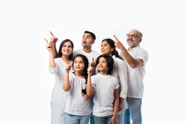 Família Indiana Multigeracional Apontando Apresentando Espaço Vazio Isolado Contra Fundo — Fotografia de Stock